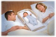 خوابیدن کودک در کنار پدر و مادر