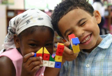 اسباب بازی به فعالیت های خلاقیت آمیز کودکان کمک می کند