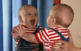 گریه کودک را با آینه متوقف کنید