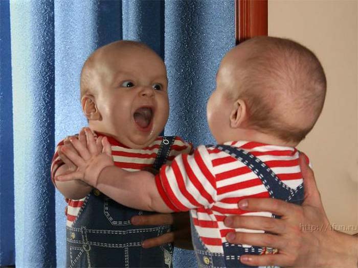 گریه کودک را با آینه متوقف کنید