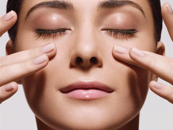 ۶ نوع ماساژ ساده صورت برای چروک نشدن پوست