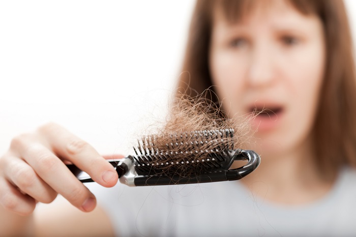 شایع ترین علل ریزش مو در خانم ها و درمان آن