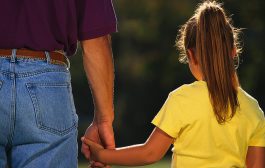 ارتباط موثر پدر با فرزندان دختر