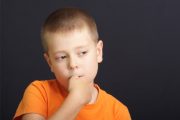 تنبیه کودکان ناخن جویدن را تشدید می‌کند