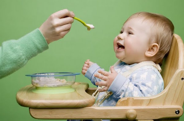 ۷ خطایی که در تغذیه‌ فرزندتان مرتکب می‌شوید